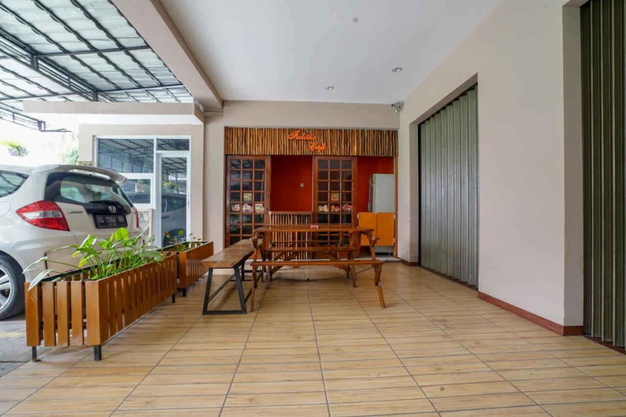Oyo 2067 Fedith Kost Syariah Hotel 2*